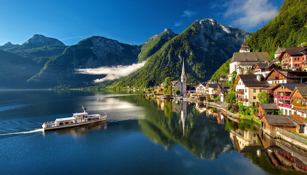 Lakeside village and mountain views in Hallstatt, Austria