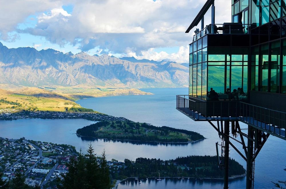 Serene lake and mountain views in New Zealand