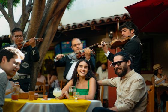 friends dining in mexico with a mariachi band