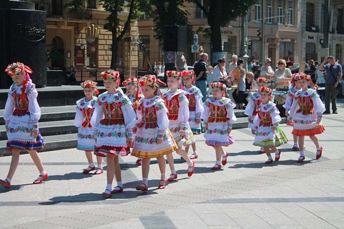 Ukranian children dressed in traditional dress.